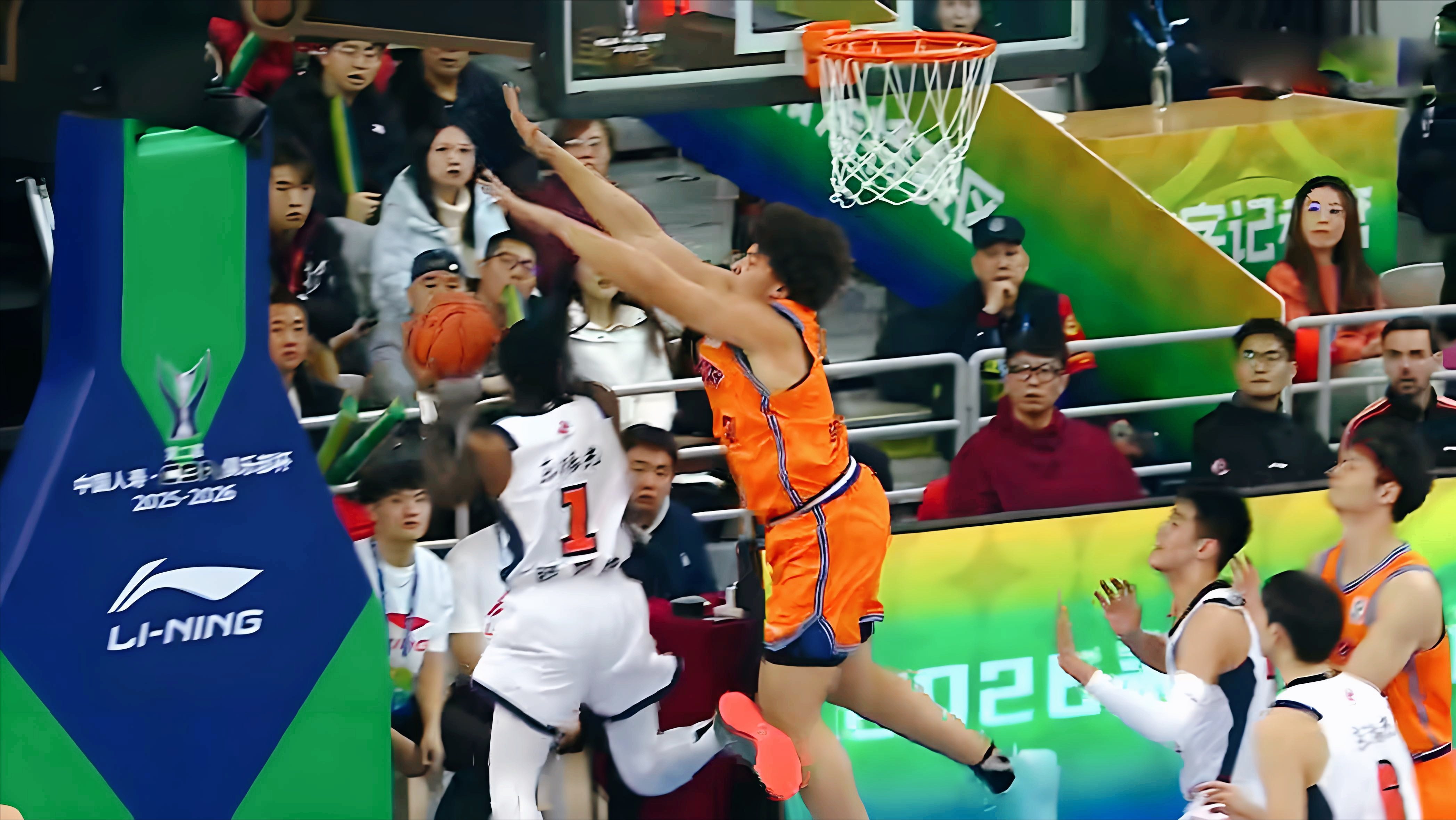 足球游戏-3天2胜广东！CBA杯第2支4强，奎因37分14篮板，萨林杰惹怒球迷！